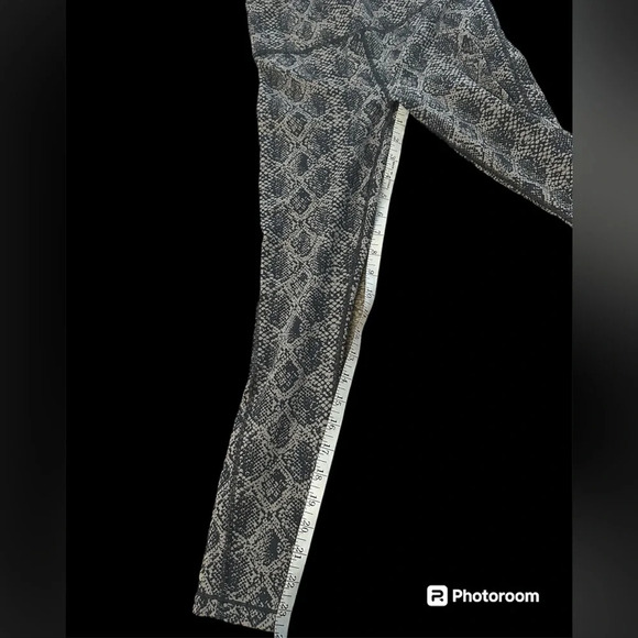 ATHLETA XS Ultimate Stash  Snake Print 7/8 Tights Crop Yoga Pants EUC - Picture 6 of 7